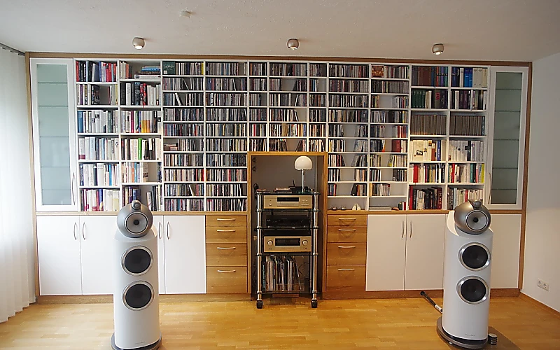 Maßgefertigte Wohnwand mit integriertem Bücherregal und Audioanlage aus Holz